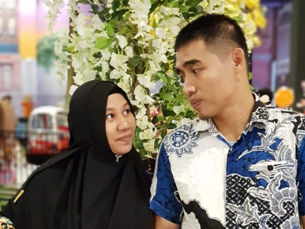 TENTANG DIA